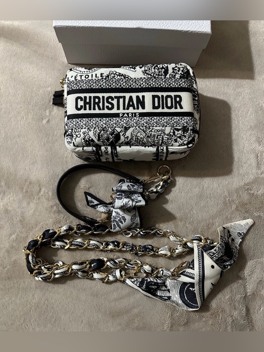 Dior Beauty Plan De Paris Embroidered Cosmetic Pouch/crossbody with 2 Chains🤩 - Picture 9 of 10